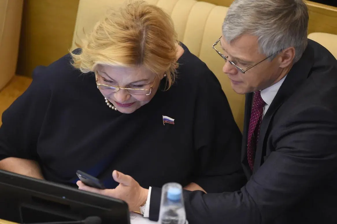 Во время голосования по обращению, осуждающему удар по Старобельску, двое депутатов проголосовали против. Спикер Володин назвал это техническим сбоем и призвал выяснить, как произошла ошибка. Вместо расследования обстоятельств дискуссия в Думе быстро превратилась в политическую атаку.