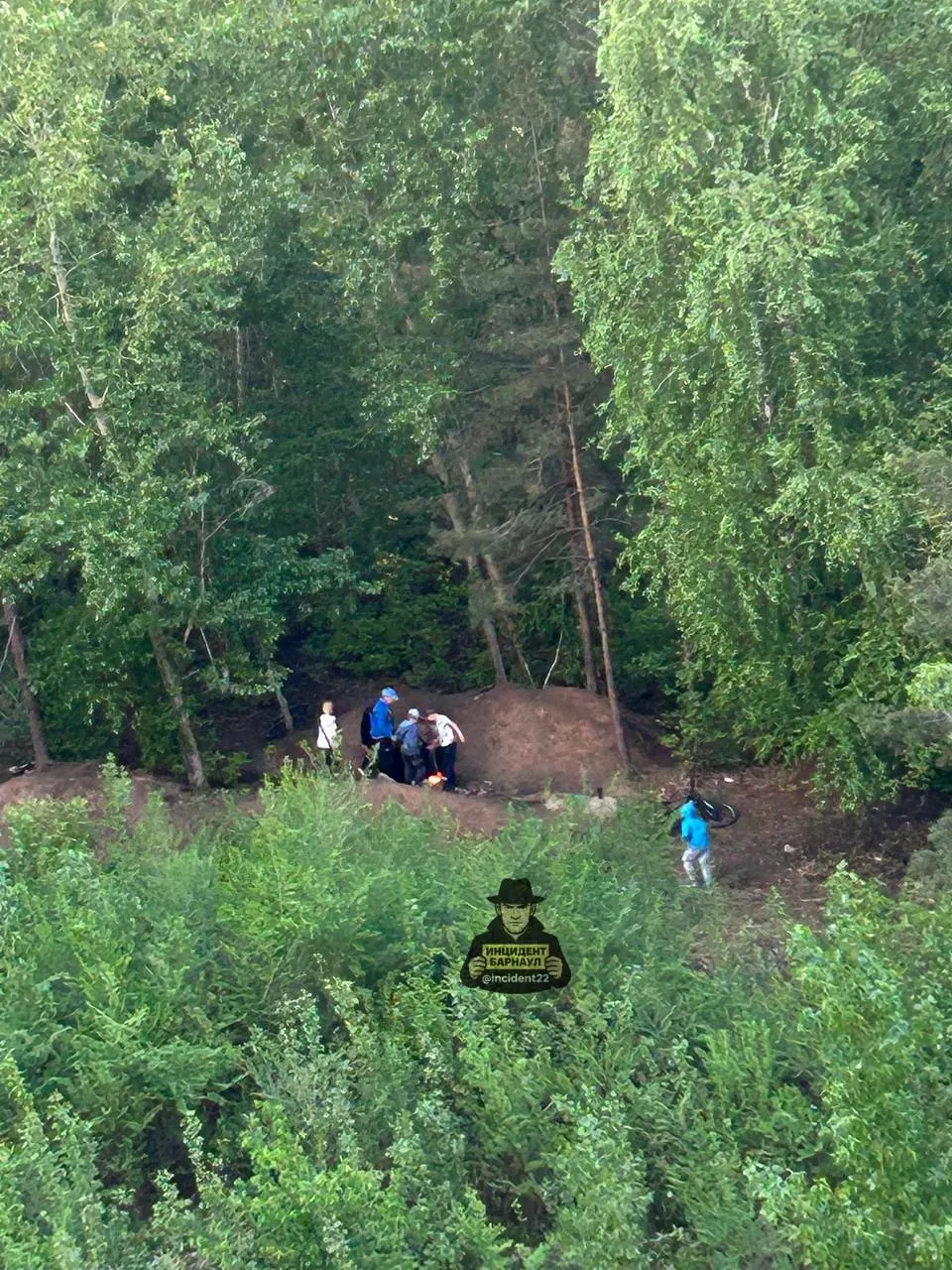 Возле домов на улицах Сиреневая, 52 и Ускова, 41 несколько дней подряд подростки устраивают игры с огнём в лесополосе. Местные просят родителей обратить внимание и поговорить с детьми, чтобы избежать пожара или несчастного случая.