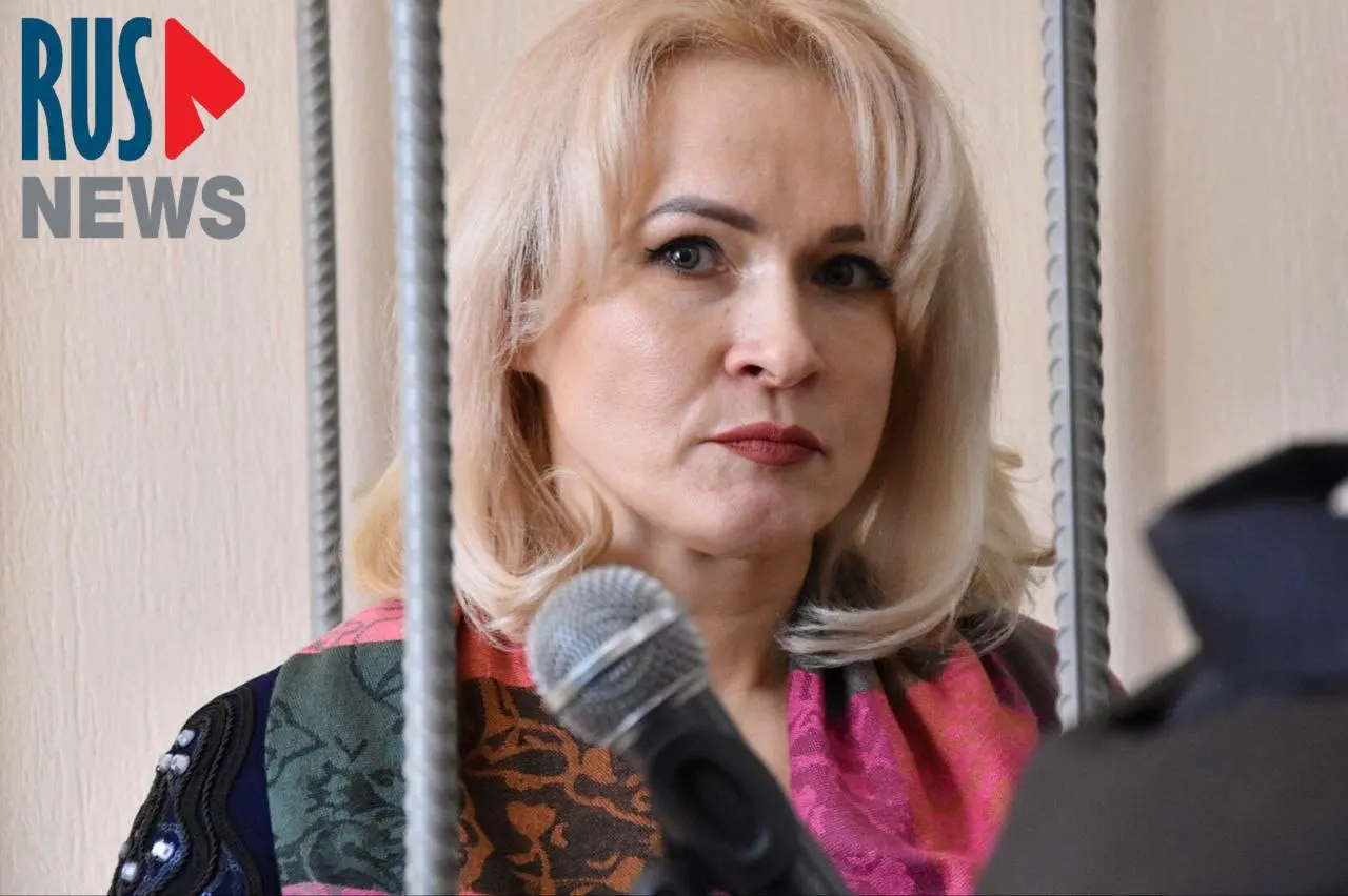 В ИК‑9 Рубцовска сотрудник силой скрутил журналистку Марию Пономаренко, прижимая её к столу и наступая коленом на спину. Сам сотрудник утверждает, что вмешался, чтобы предотвратить якобы попытку суицида; сама женщина это отрицает.