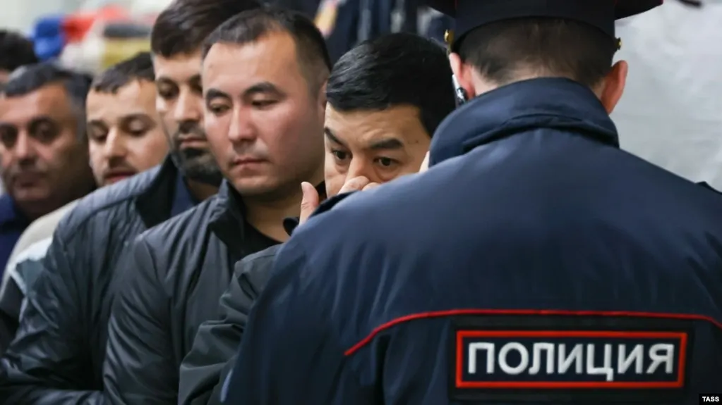 Законопроект расширяет перечень административных правонарушений, за которые иностранцев и лиц без гражданства могут выдворять из России; в списке — участие в несогласованных митингах, призывы к санкциям и ряд других нарушений.