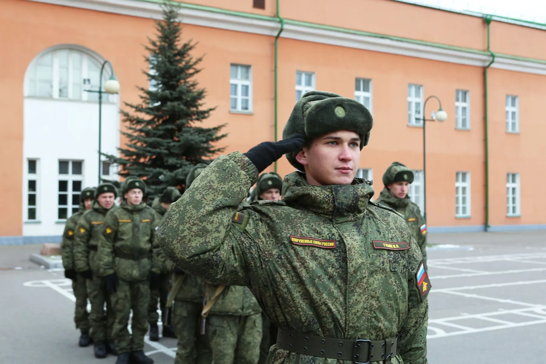 Генпрокуратура подготовила проект приказа об особом надзоре за выполнением законодательства в сфере воинского учёта и призыва: прокуроры получат полномочия проверять органы власти, работодателей, учебные заведения, МВД и ФСИН; эксперты опасаются усиления розыска уклонистов и формализма.