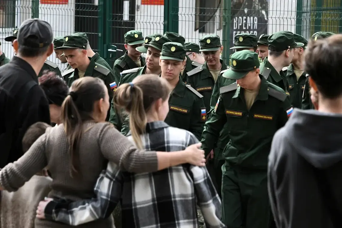 Группа из более чем 450 женщин намерена через суды оспорить норму, которая лишила права на выплаты и льготы тех, у кого не было общего несовершеннолетнего ребенка с погибшим. Первый иск уже подан в Верховный суд России.