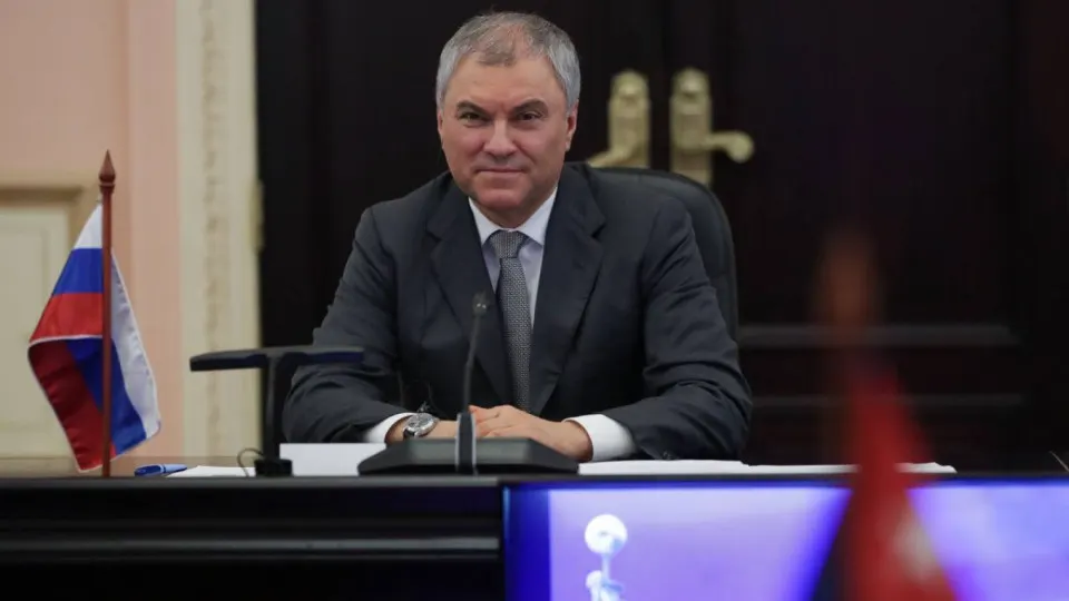 Председатель Госдумы заявил, что использование западного оружия и спутниковых технологий для ударов по гражданским целям может вынудить Россию прибегнуть к ответным мерам «без следа». Поводом стала атака на оккупированный Старобельск и последующие удары по Киеву.