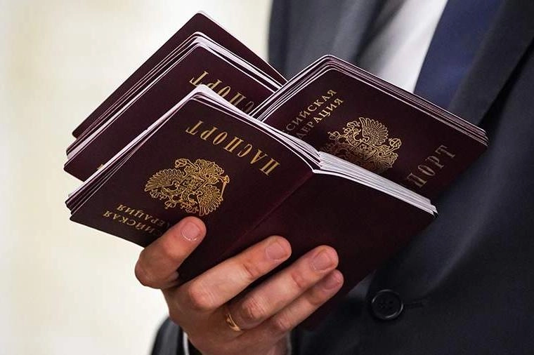 Депутаты «Единой России» собираются внести во второе чтение поправки к закону о гражданстве, которые позволят выдавать РВП, ВНЖ и гражданство иностранцам, осужденным за поддержку российской политики и специальной военной операции в других странах. Одновременно в Госдуме обсуждают ужесточение миграционного законодательства и расширение оснований для выдворения.