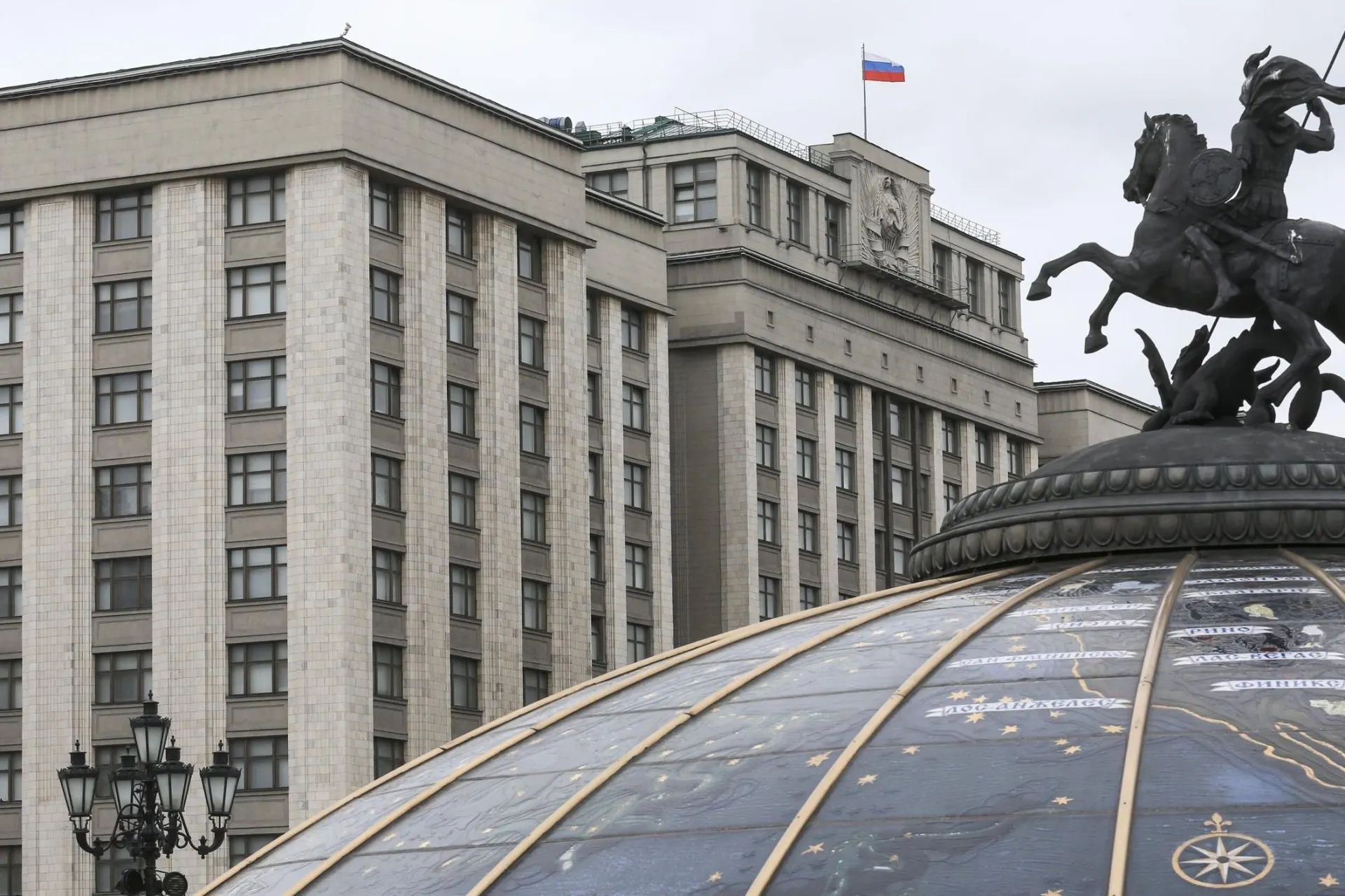 Депутаты приняли поправки, дающие президенту право использовать вооружённые силы для защиты граждан, подвергшихся преследованию по решениям иностранных или международных судов.