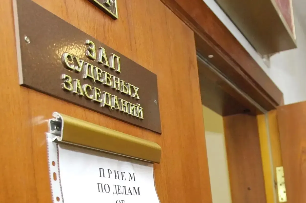 По данным судов и правозащитников, за последние годы количество приговоров по делам о госизмене, шпионаже и сотрудничестве с иностранцами выросло в несколько раз — среди осуждённых есть молодые люди, военные и госслужащие.