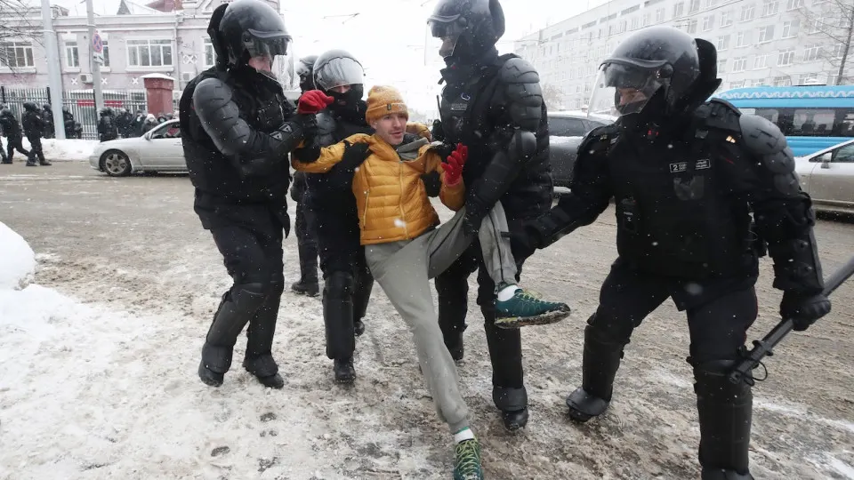 В третьем чтении приняты поправки, которые расширяют функции МВД: в планы профилактики добавлены предупреждение уклонений от воинской службы и противодействие искажению исторической правды. Закон связывает службу в армии с обязанностью защищать Отечество, в том числе в период мобилизации и военного времени.