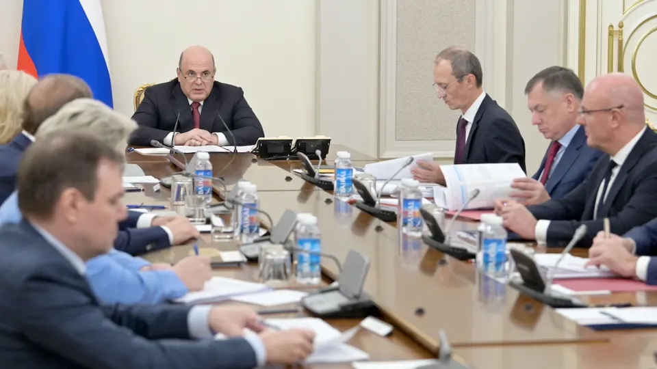 Из‑за серии налётов беспилотников переработка нефти упала до минимальных за годы показателей; кабмин согласовал с крупнейшими нефтекомпаниями меры по удержанию поставок и контролю цен.
