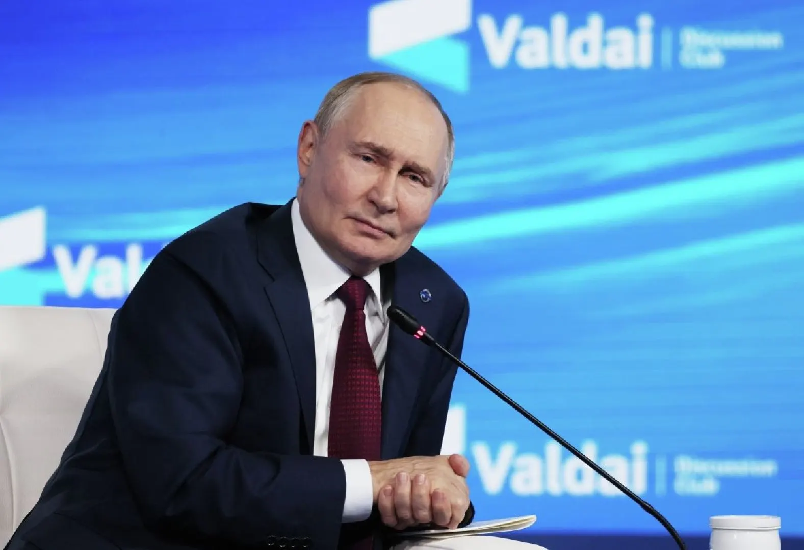 Международный уголовный суд разъяснил, что приглашение на переговоры само по себе не освобождает от ордера на арест — исключение возможно только при участии ООН или через резолюцию Совета Безопасности по главе VII.