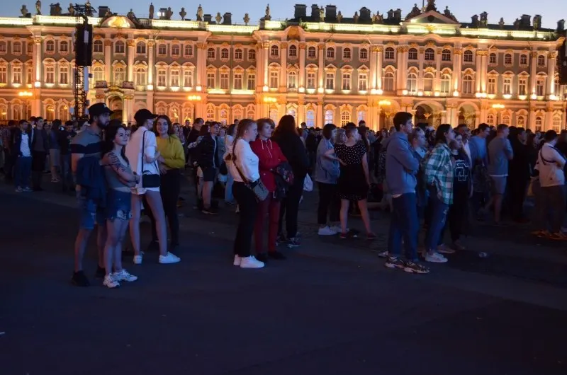 Ночь с 27 на 28 июня в Петербурге соберёт около 66 тысяч выпускников на «Алых парусах — 2026». Одновременно утверждены 300 приоритетных образовательных программ, а в Смоленске пройдёт День молодёжи 26–28 июня.