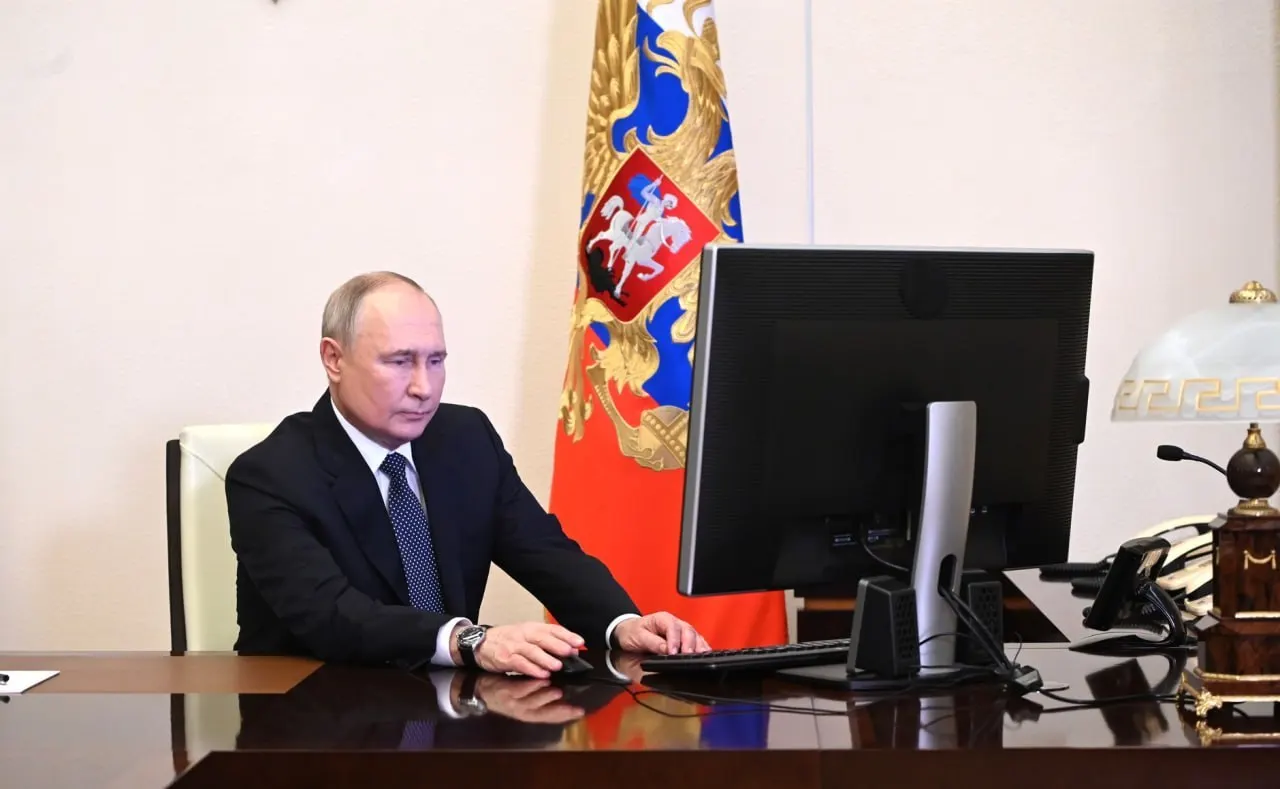 Президент распорядился обеспечить повсеместное внедрение «белых списков» для сохранения доступа к ключевым сервисам при ограничениях интернета; ответственными назначены премьер-министр и директор ФСБ.