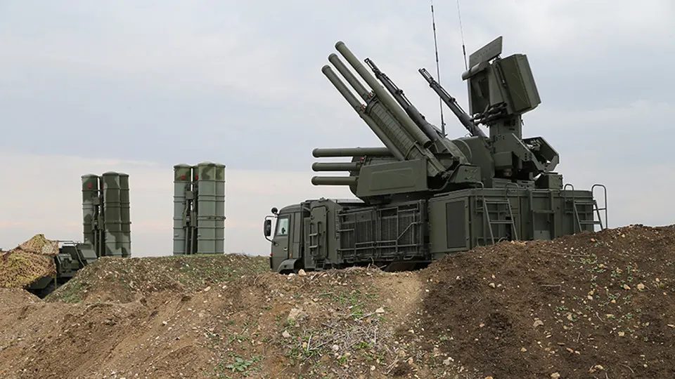 Сообщается о новой российской системе радиоэлектронной борьбы, которая способна глушить сигнал спутниковой связи Starlink на площади до 20 км²; комплексы производятся в РФ и стоят около 1,5 млн долларов за единицу.