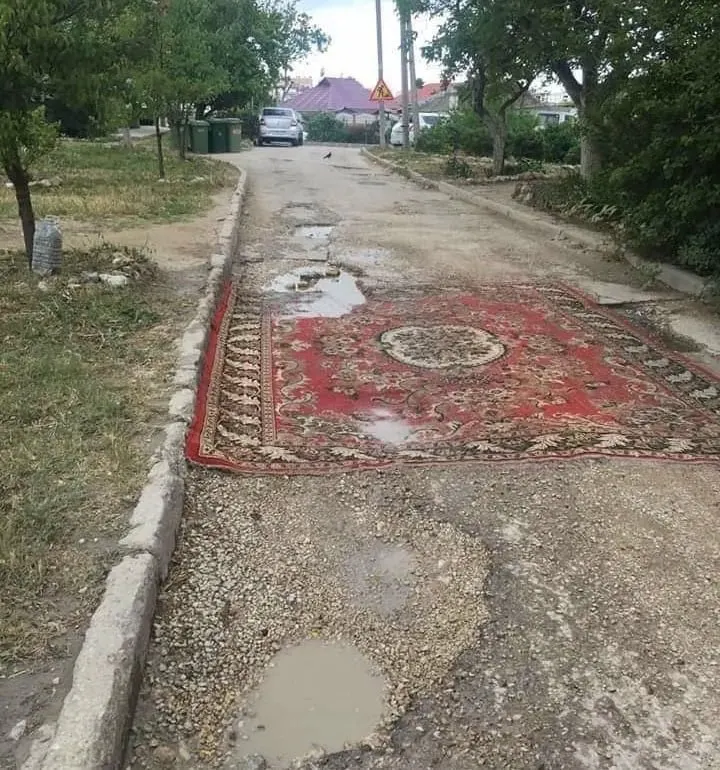 В Госдуму внесён законопроект, который позволит жильцам без согласования выполнять ремонт асфальтового покрытия во дворах и на местных дорогах. В правительстве инициативу не поддержали, считая, что такие работы должны выполнять специалисты.
