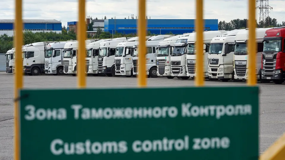 Правительство отложило обязательное взыскание обеспечительных платежей по системе СПОТ и ввело переходный период; упрощённый порядок ввоза для стран ЕАЭС продлён до 31 августа. Часть новых требований при этом уже действует.