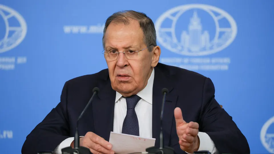 Глава МИД Сергей Лавров отверг предложения европейских лидеров о немедленном прекращении огня и компенсациях как ультиматум, заявив, что такие шаги не восстановят доверие и могут повысить риск прямого столкновения с НАТО и ядерной эскалации.