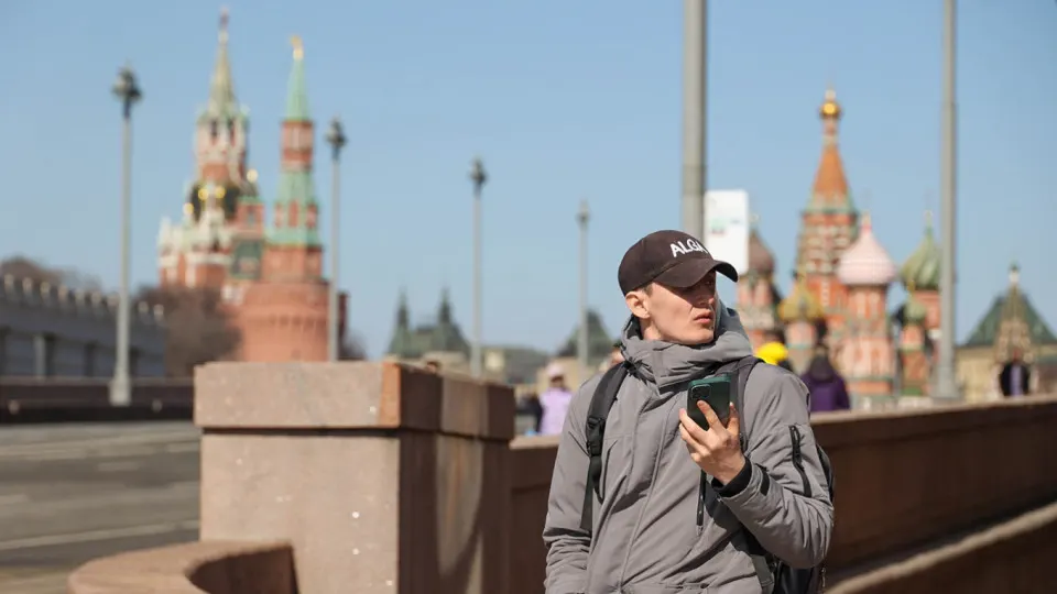 Правительство планирует ввести информационную систему с идентификаторами мобильных устройств (IMEI): операторы будут заносить данные и оперативно блокировать компрометированные или запрещённые телефоны.