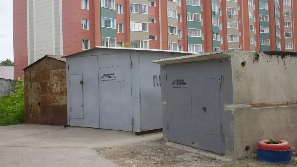 Городские службы обнаружили сотни гаражей с самовольной электропроводкой во дворах и на муниципальных землях: часть уже отключили от сети, владельцам выдают предписания на снос, по ряду объектов готовят судебные иски.