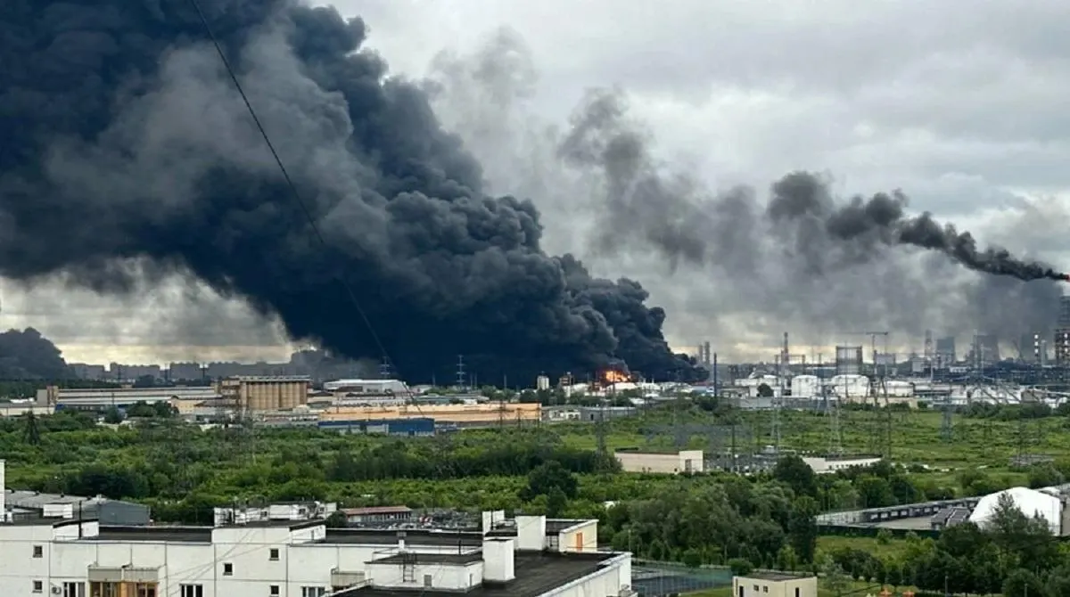 Атаки на НПЗ снизили производство бензина и обострили рынок топлива, но главный удар по бюджетным нефтегазовым поступлениям нанесло восстановление мировых цен на нефть после разблокировки Ормузского пролива и риск ужесточения санкций.