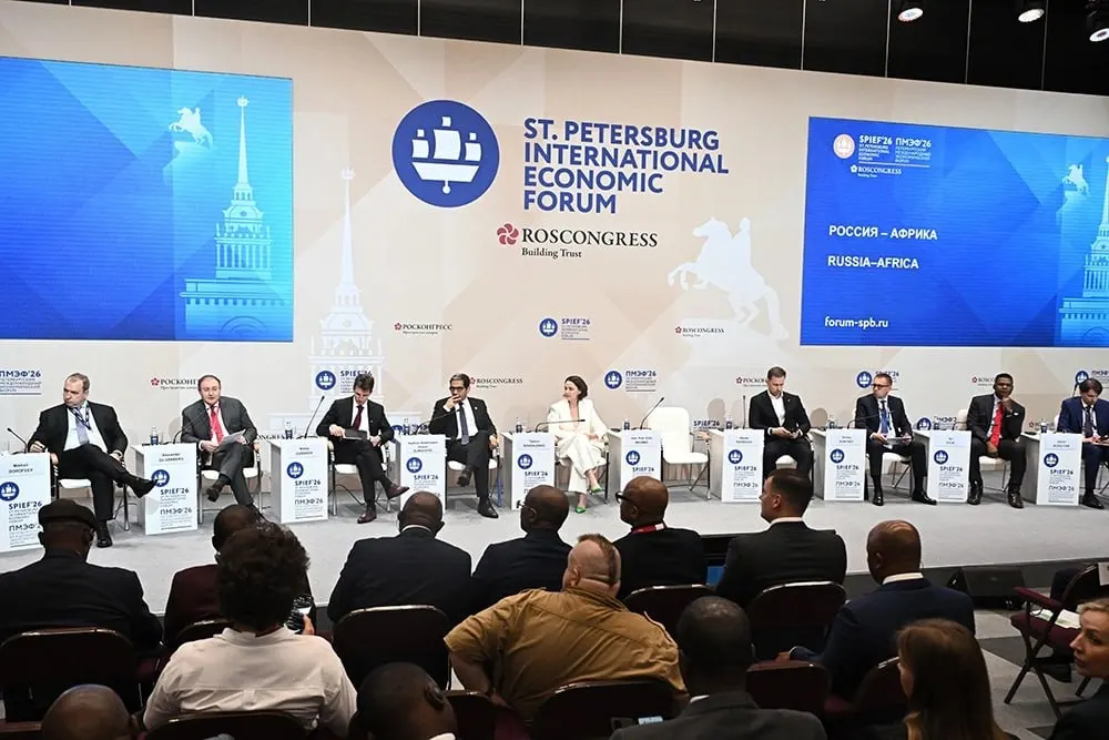 За полтора года Россию посетили 17 африканских лидеров, товарооборот достиг $27 млрд. В центре обсуждений — помощь Африке с энергодефицитом и масштабные инфраструктурные предложения; третий саммит запланирован на 28–29 октября в Москве.