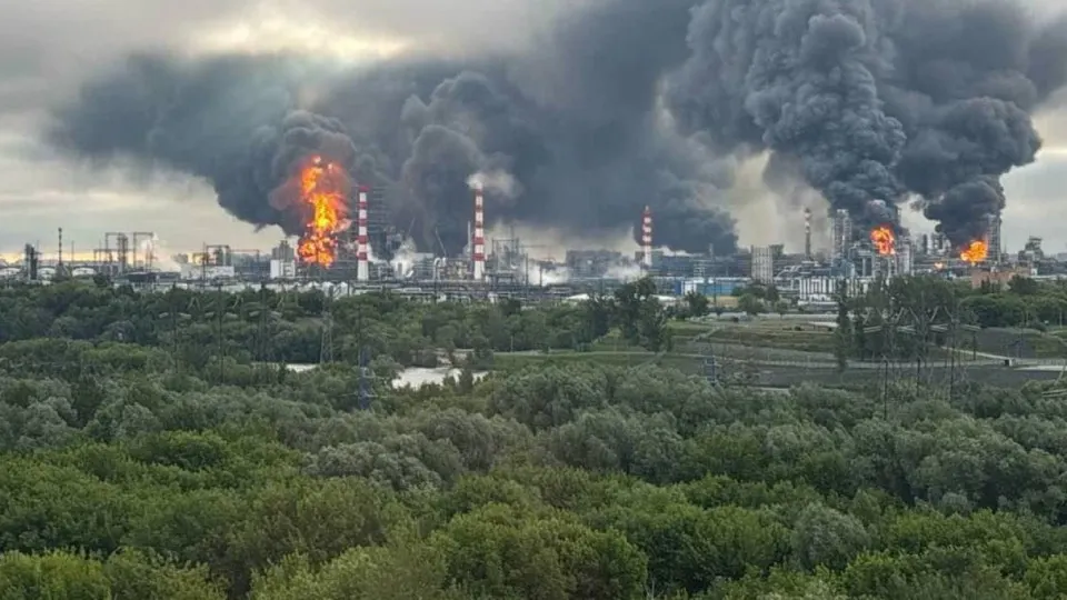 По сообщениям осведомленных источников, американская разведка оказывает поддержку ударам Вооружённых сил Украины по нефтеперерабатывающим заводам и военным объектам на территории России. На саммите G7 Дональд Трамп выразил одобрение и призвал действовать решительнее; удары дронов серьёзно сократили переработку нефти и спровоцировали ограничения на продажу топлива в большинстве регионов.