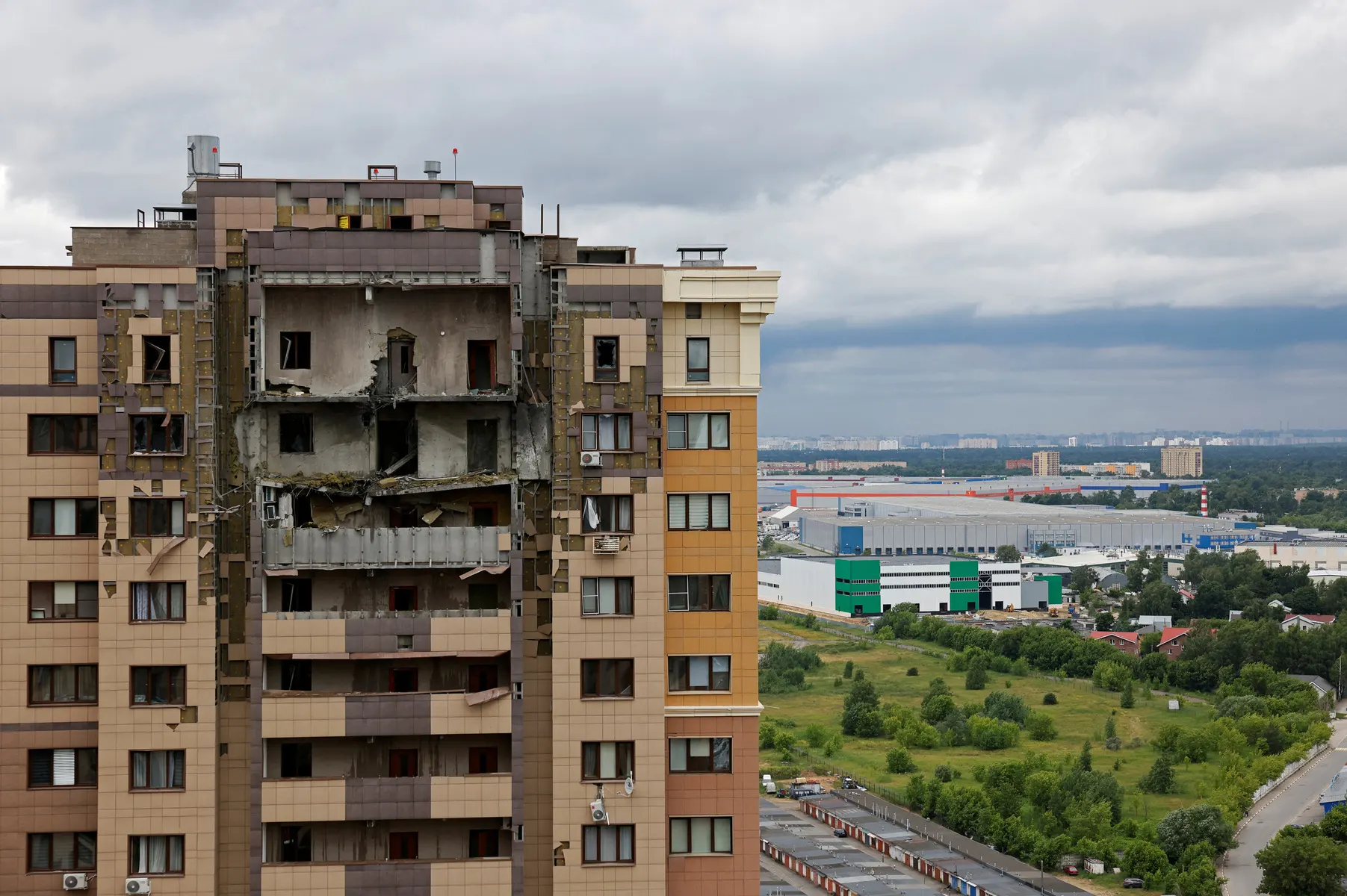Губернатор Московской области сообщил о гибели ребёнка и о масштабных повреждениях жилых домов в результате атаки дронов 18 июня; в регионе продолжаются работы по ликвидации последствий.