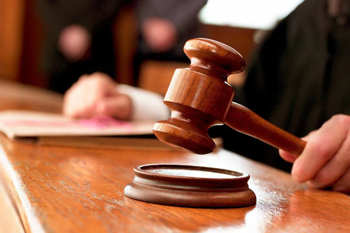 В Алейском районе суд признал женщину виновной в умышленном убийстве мужа после ссоры на семейном празднике — приговор — шесть с половиной лет колонии общего режима.