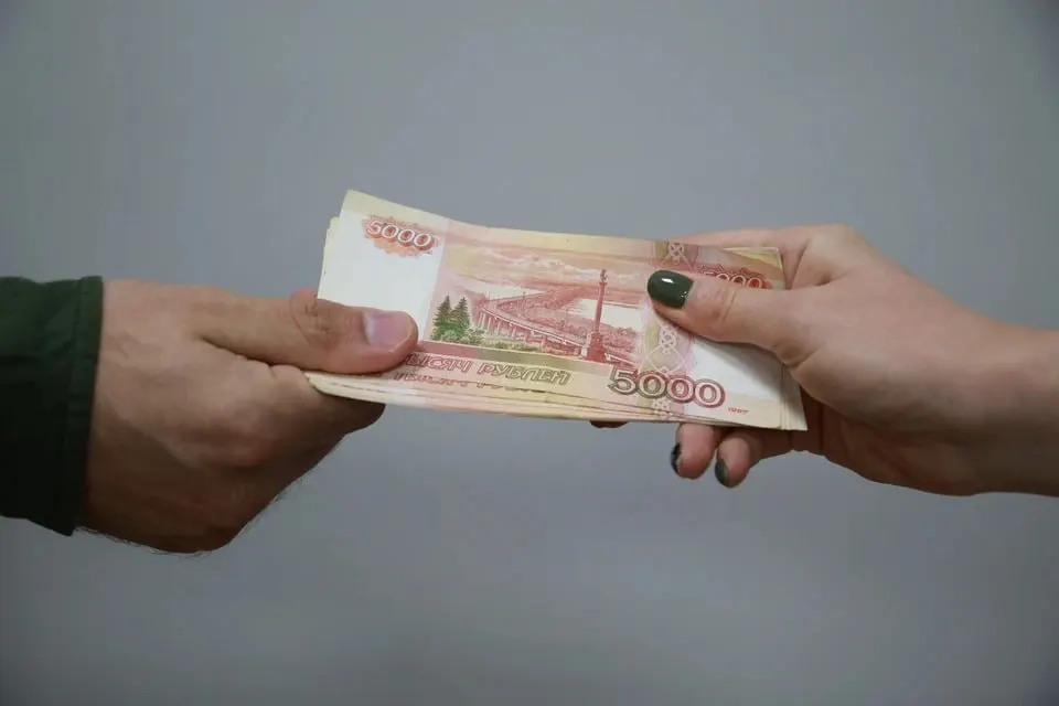 Рубцовская транспортная прокуратура установила, что представитель фирмы из Барнаула передавал сотрудникам на станции Кулунда вознаграждения. По итогам проверки компании назначен штраф в 1 млн рублей, сумма взыскания уже оплачена.