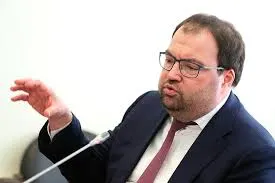 На IT‑завтраке в рамках ПМЭФ‑2026 глава Минцифры сообщил, что внедрение механизмов возрастной идентификации станет приоритетной задачей; ведомство также изучает опыт игрового сервиса Roblox, который в настоящий момент заблокирован в РФ.