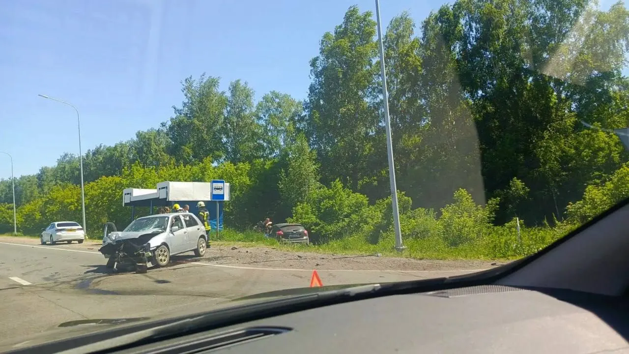 В микрорайоне Авиатор в Барнауле столкнулись два автомобиля: одна машина съехала в кювет, у второй повреждён перед. Официальные данные по инциденту уточняются.