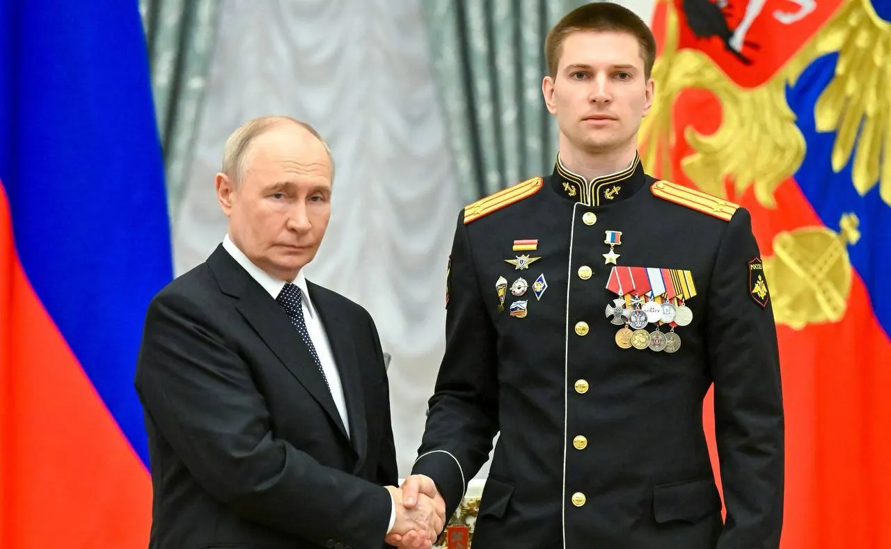 В Кремле президент лично наградил Ивана Берестовского «Золотой Звездой» за мужество в ходе специальной военной операции.