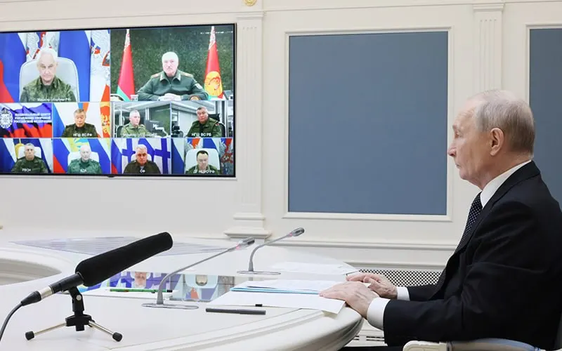 Минфин и Центробанк доложили Кремлю, что текущий уровень военных расходов ведёт к опасному увеличению дефицита бюджета. Президент поручил сокращать затраты по другим статьям; дефицит достиг 5,9 трлн рублей.
