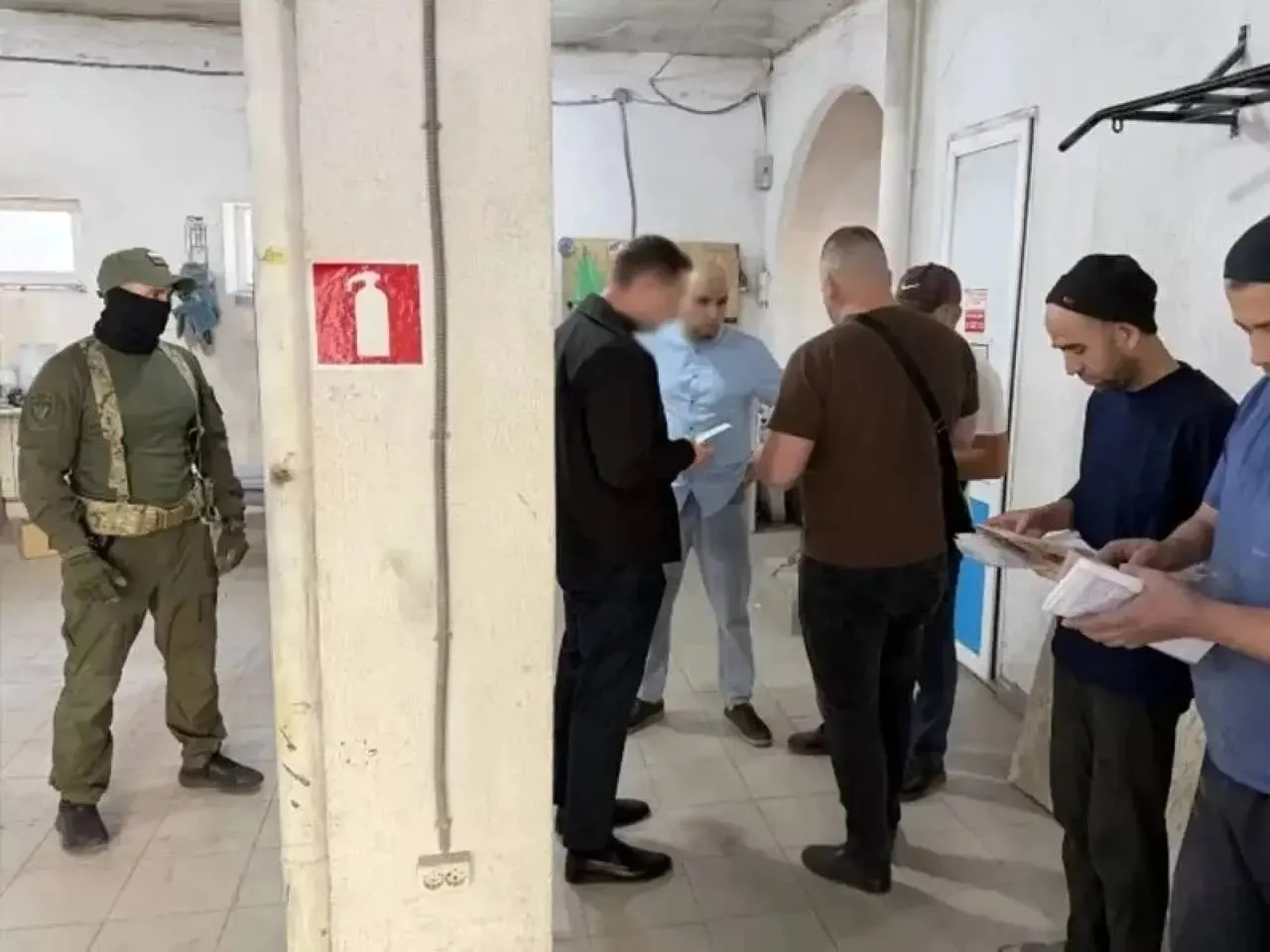 В первом этапе операции «Нелегал–2026» в Алтайском крае обнаружили почти 600 нарушений: назначены выдворения и депортации, возбуждено 16 уголовных дел, 121 человеку запретили въезд.