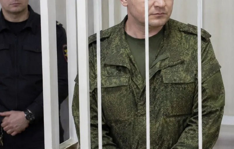 Барнаульский гарнизонный суд признал командующего виновным в превышении полномочий, получении крупной взятки, растрате и присвоении бензина; ущерб полиции оценили в 1,1 млн рублей.