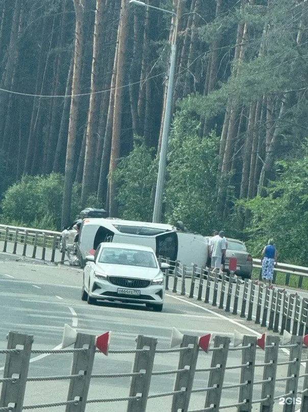 Из‑за перевёрнутого автомобиля на шоссе Ленточный Бор в Барнауле временно перекрыто движение в обе стороны; сведения о пострадавших пока отсутствуют, на месте работают экстренные службы.