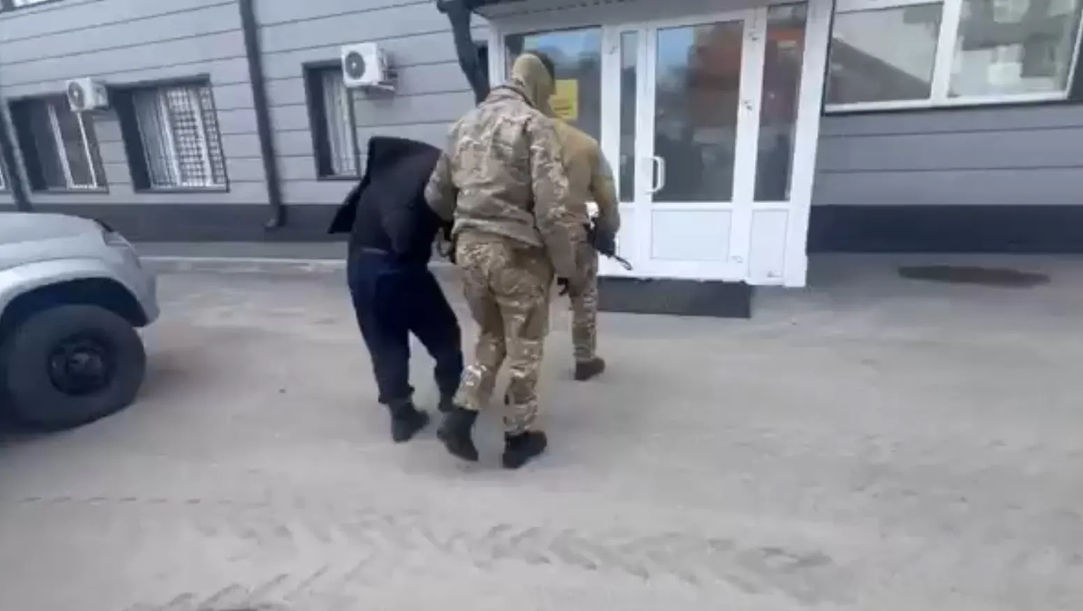 В Алтайском крае задержан гражданин иностранного государства, которого обвиняют в переводе средств в пользу запрещённой в РФ террористической организации. Мужчина арестован, следствие продолжается.