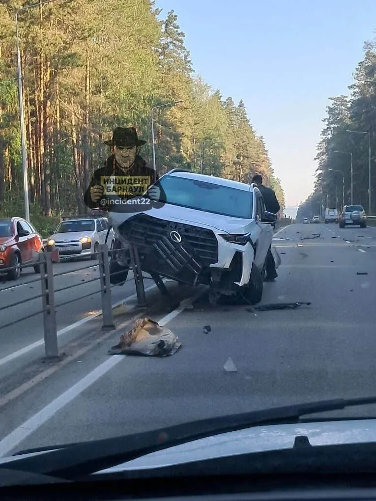 Утром 9 июня на шоссе Ленточный бор в Барнауле Audi врезалась в JAC. По данным Госавтоинспекции, после столкновения JAC наехал на препятствие, пострадавших нет.
