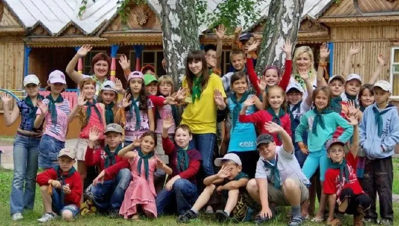 К началу летнего сезона в регионе готовы 60 загородных оздоровительных лагерей и 835 дневных лагерей на базе школ. Площадки обработаны от клещей и соответствуют санитарным требованиям. В программу вошли экспедиции, научные смены, спортивные игры и фестиваль «Зеленые колокола».