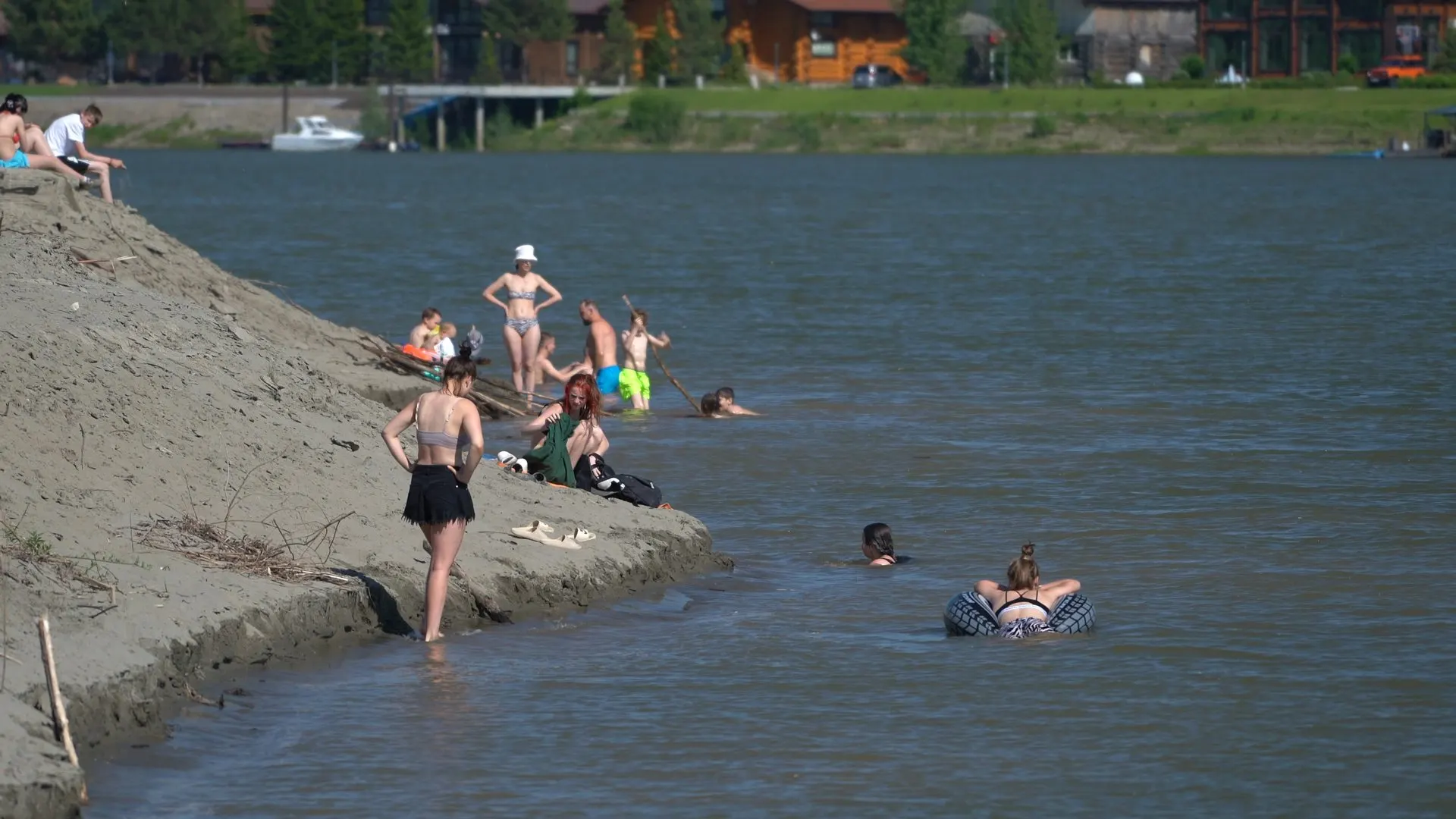 Губернатор распорядился усилить контроль за безопасностью на воде. Уполномоченная по правам ребёнка предложила организовать родительские патрули и обучать жителей первой помощи — дополнительную опасность представляют брошенные лодки и старые понтоны.