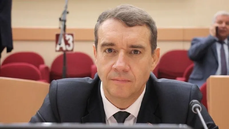 Анидалова остановили у выхода из областной думы — ему вменяют организацию несанкционированного массового мероприятия 1 мая 2026 года. Аналогичные задержания фиксируют и в других регионах накануне выборов в Госдуму.