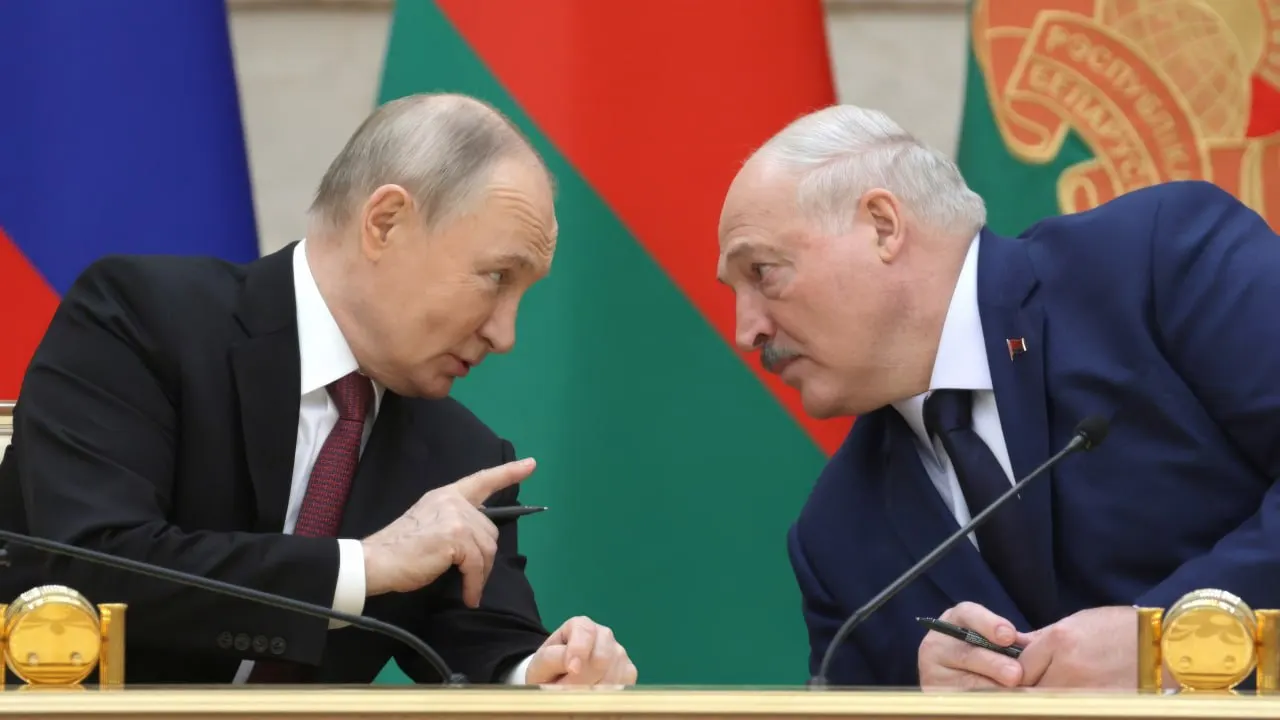 26 июня главы России и Белоруссии провели переговоры в резиденции на Валдае без пресс‑выпусков. Встреча прошла на фоне эскалации у белорусско‑украинской границы и недавних тайных контактов Минска с Киевом.