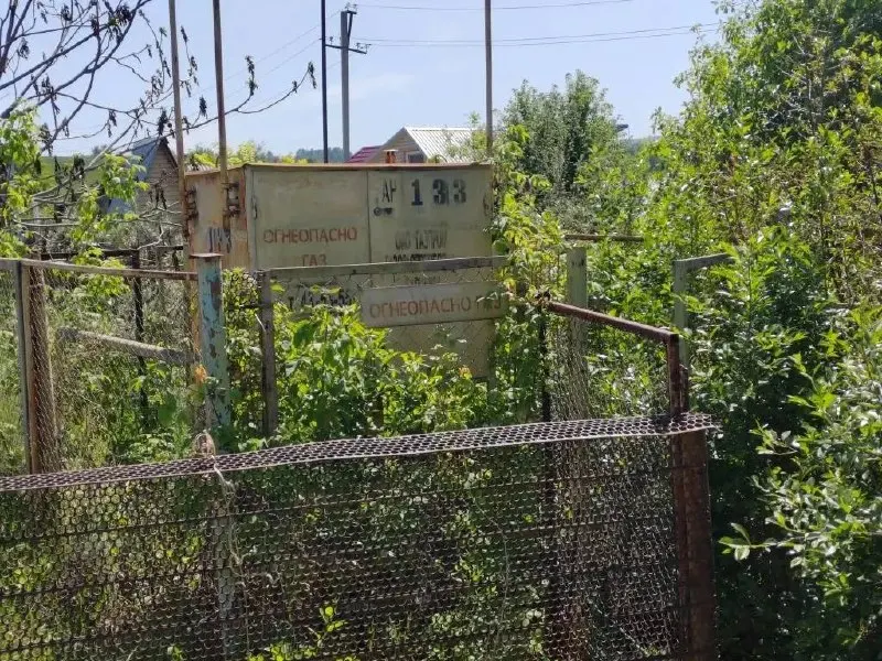 Жители Казённой Заимки обеспокоены бесхозной газораспределительной установкой на Садовой, 15: объект зарос и не обслуживается с 2020 года, до домов около 30 метров.