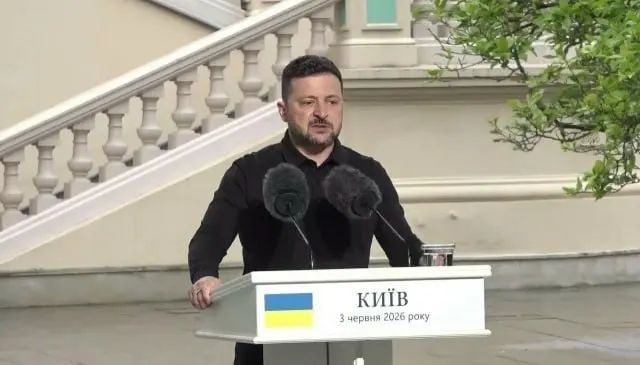 Президент Украины заявил о готовности к прямым переговорам с Россией для прекращения войны. Он отметил ожидание американской переговорной группы, развитие собственной ПВО совместно с ЕС, угрозу наращивания ответных ударов и большие расходы на производство вооружений.