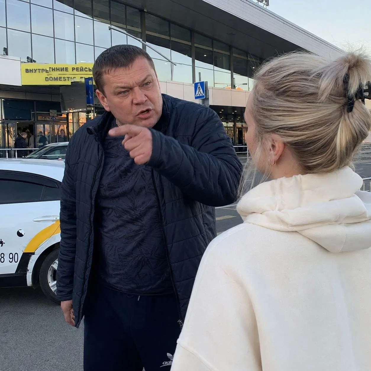Женщина из Барнаула рассказала, что таксист у аэропорта якобы угрожал ей, фотографировал и обещал расправу; комментариев от мужчины пока нет.
