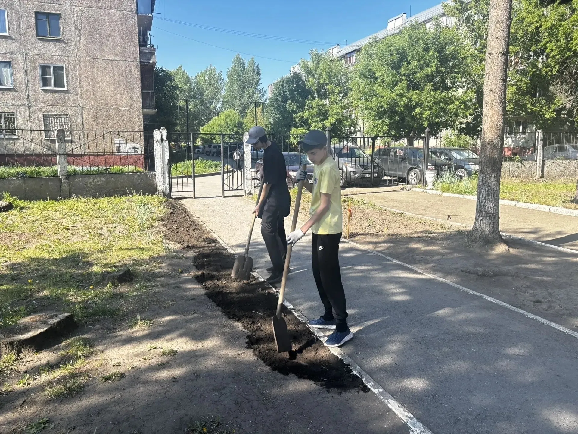 Более двух тысяч учащихся Барнаула получат возможность поработать летом: в июне планируют трудоустроить свыше 800 детей из 63 школ, участники займутся уборкой, озеленением и мелким ремонтом.
