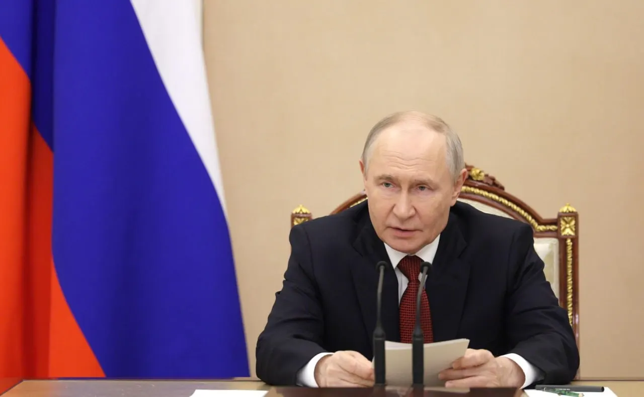 На совещании по снабжению топлива президент сообщил, что запасы бензина составляют около 1,7 млн тонн (минус около 4%). В ряде регионов после ударов по НПЗ возник дефицит и очереди на АЗС.