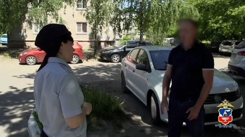 Таксист заподозрил пассажира и вызвал полицию. По данным правоохранительных органов, 19‑летний мужчина привёз из Екатеринбурга и забрал у вдовы участника СВО миллион рублей по указанию мошенников; ранее он уже передавал злоумышленникам крупные суммы. Деньги вернули, подозреваемый в СИЗО.