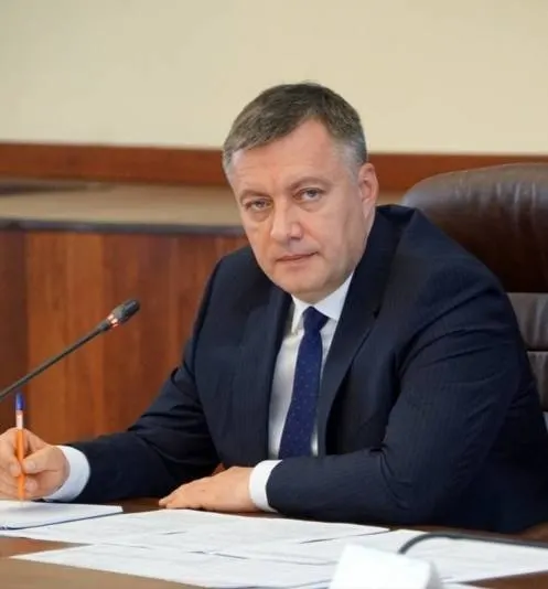 Губернатор рассказал о решениях федерального штаба: отгрузки по уже заключённым договорам для независимых АЗС, приоритет для северного завоза и совместная работа с «Роснефтью» для срочных поставок в наиболее дефицитные регионы.