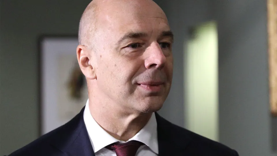 Силуанов заявил, что специальных фондов не предусмотрено, затраты на защиту можно включать в себестоимость. Между тем атаки на НПЗ сократили переработку и привели к росту оптовых цен на топливо.