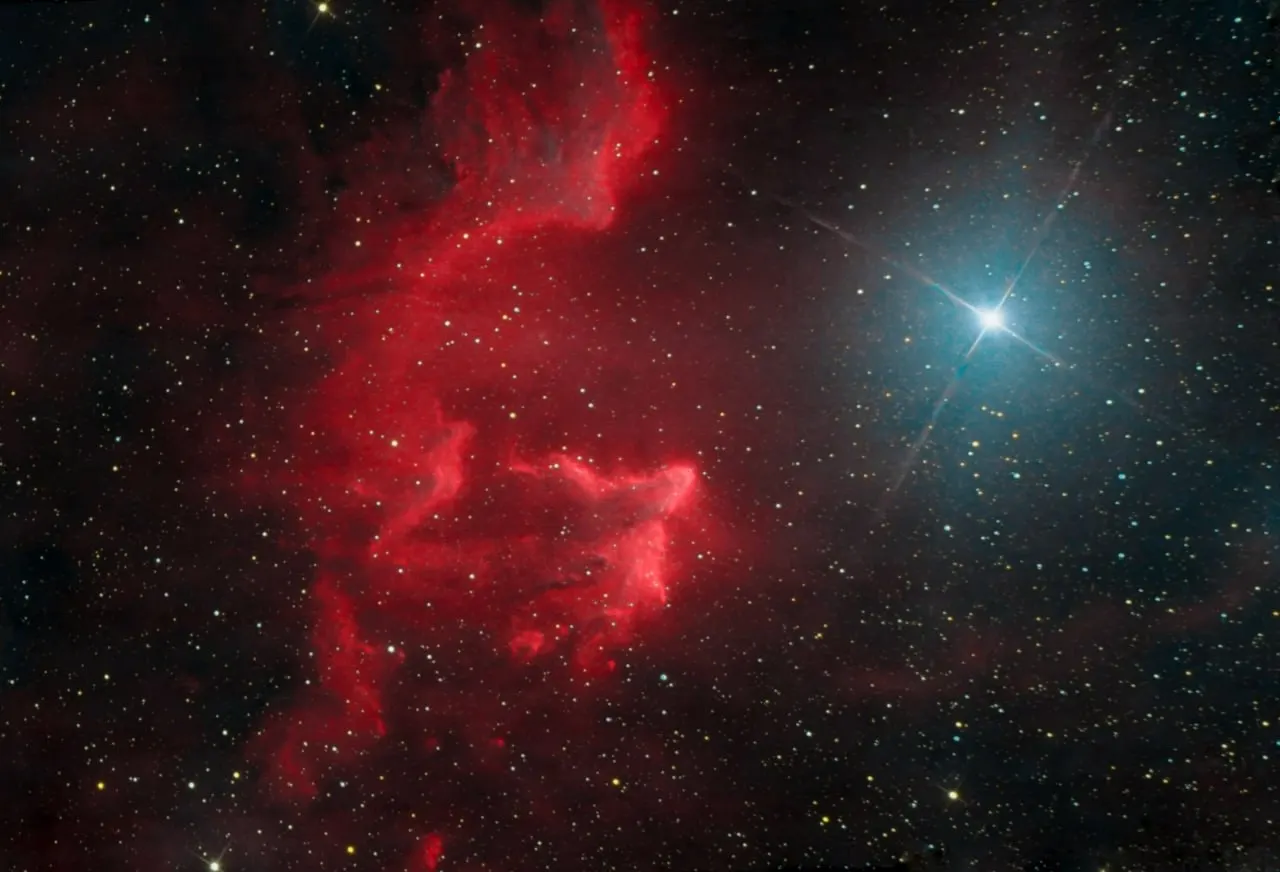 Над&nbsp;Алтайским заповедником сняли тусклую туманность IC63&nbsp;— «Призрак Кассиопеи»