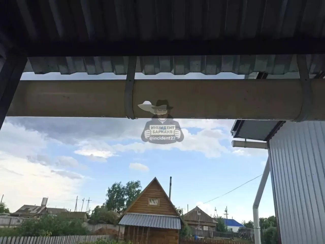 14 июня в отдельных районах Алтайского края прошёл сильный град, который повредил рассаду и посевы в Малых Бутырках и Мамонтово; местные жители опасаются потери урожая этим летом.